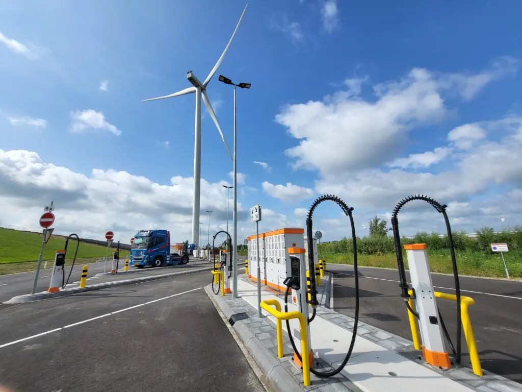 Foto’s: Grootste laadplein ter wereld ligt in Geldermalsen featured image