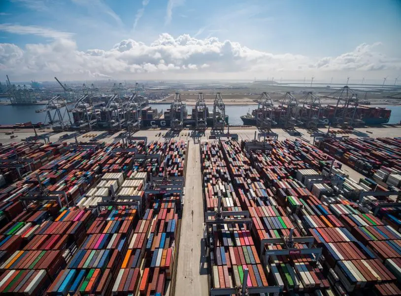 Overslag Rotterdamse haven daalt in eerste halfjaar featured image
