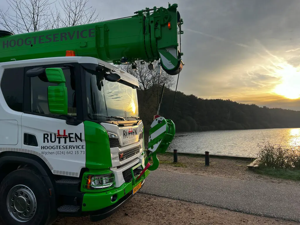 Strakke Scania 8×4*4 met telescoopkraan voor Rutten Hoogteservice featured image
