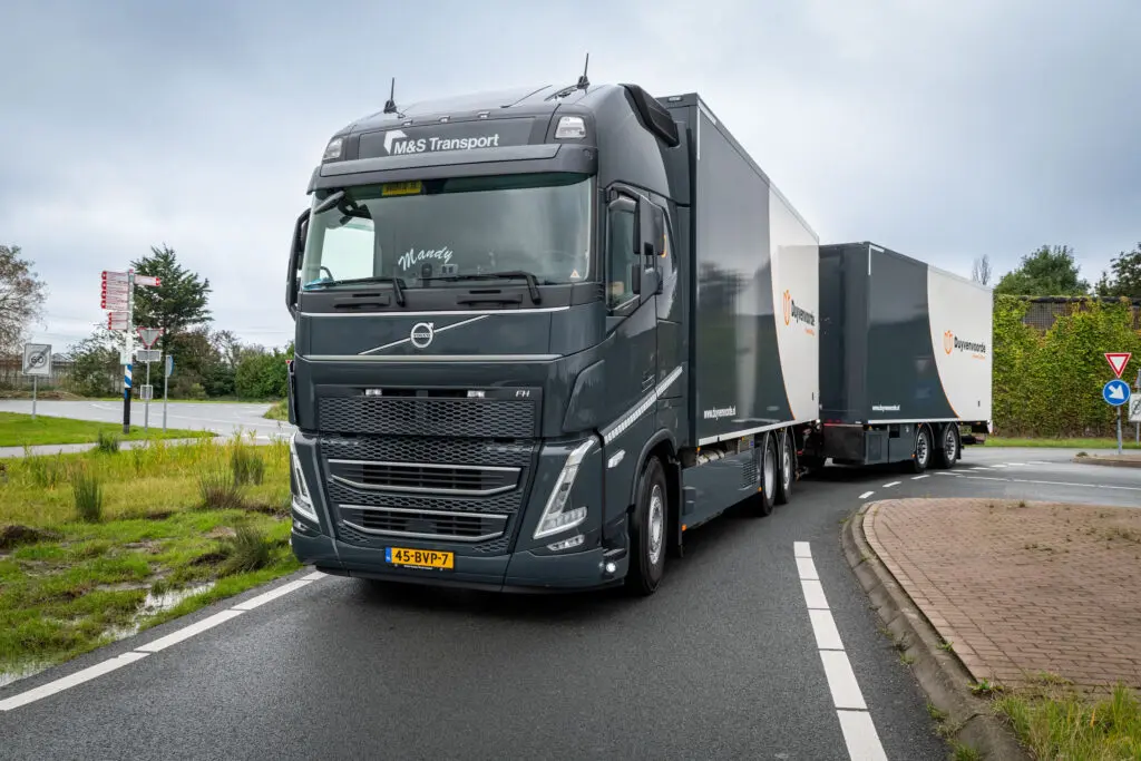 Twee nieuwe Volvo’s FH voor M&S Transport featured image