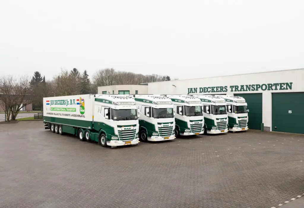 Vijf nieuwe DAF’s met Schmitz koeltrailers voor Jan Deckers jr. featured image