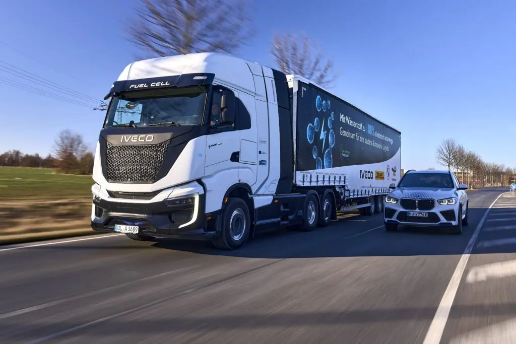 BMW gaat rijden met twee Iveco’s S-Way op waterstof featured image