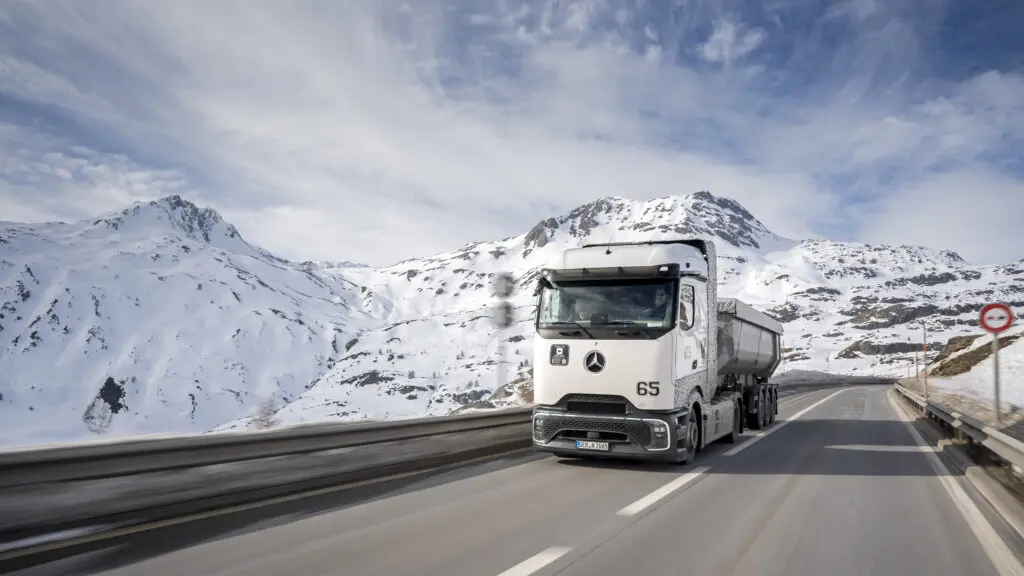 Mercedes-Benz test nieuwe GenH2 waterstoftruck in Zwitserse Alpen featured image