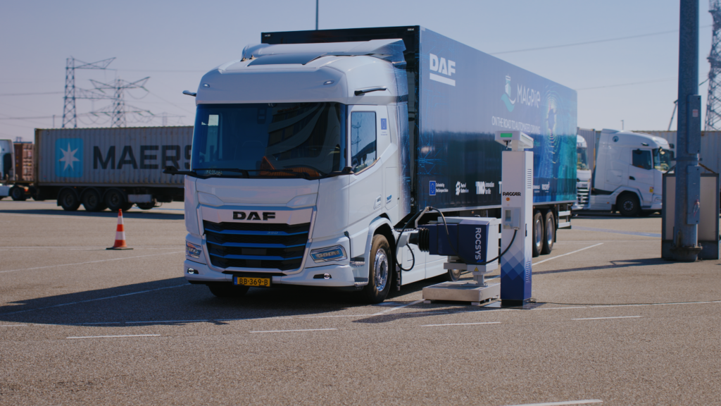 VIDEO – Elektrische DAF rijdt en láádt autonoom in Rotterdamse haven featured image