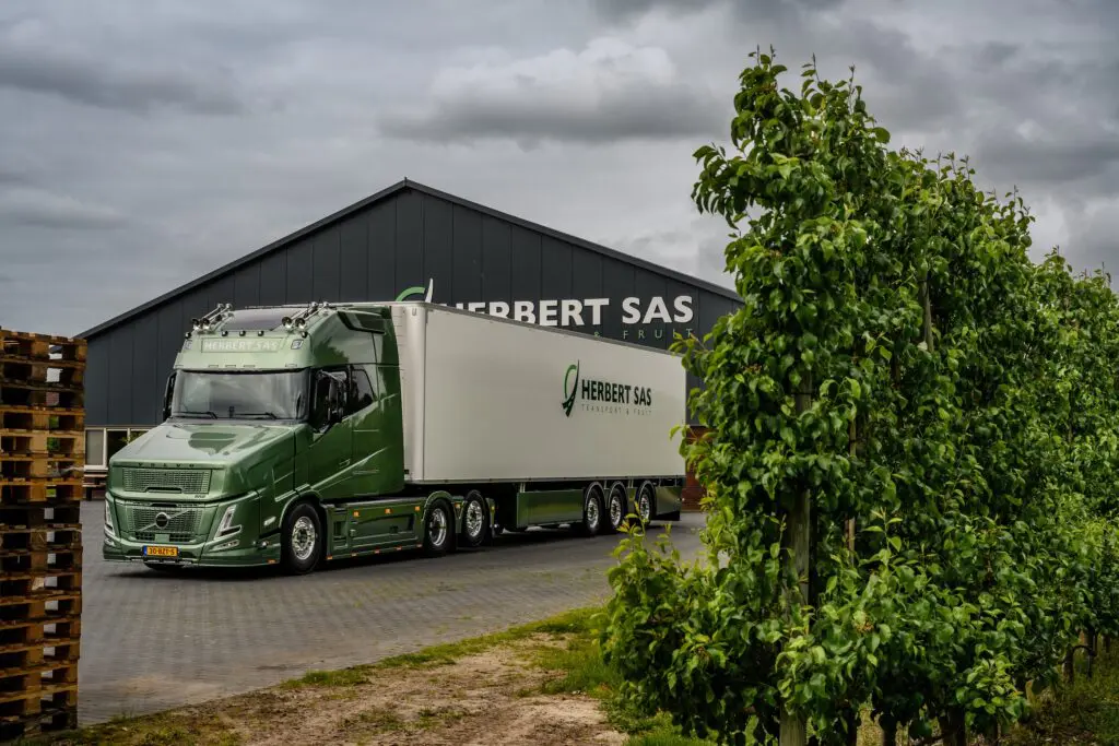Volvo-met-neus plus een strakke oplegger voor Herbert Sas featured image
