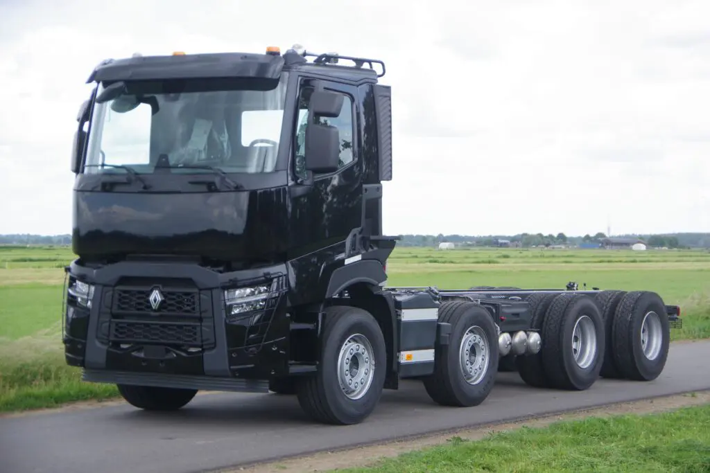Veldhuizen op de TKD met wendbare 43 tons Renault-Trucks T 8×4 WS featured image