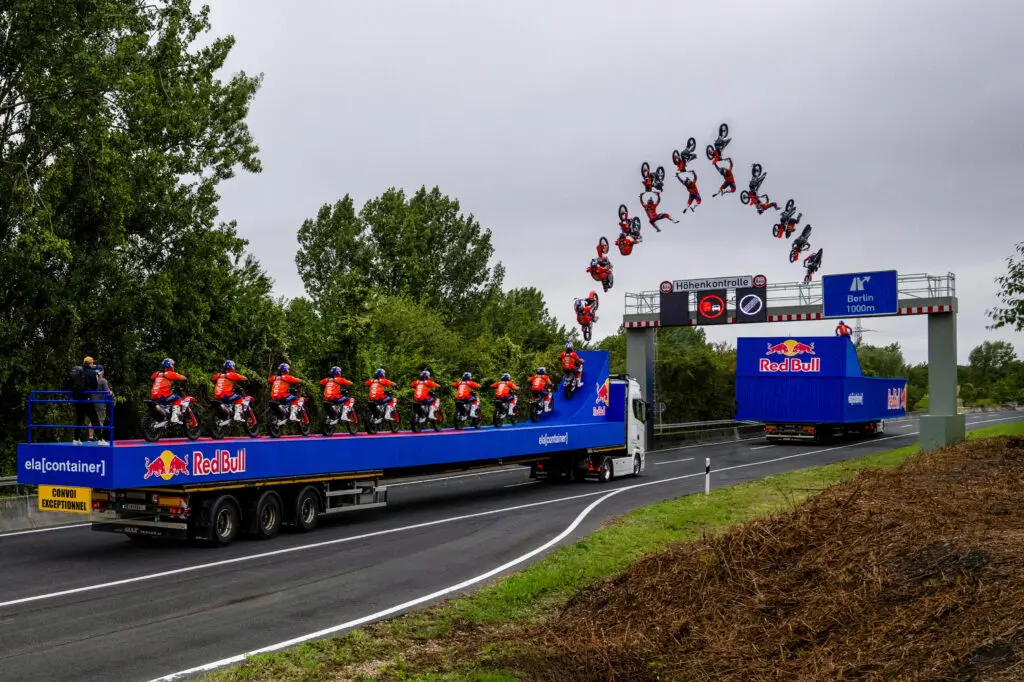 IJzingwekkende stunt: motorrijder springt van truck naar truck (met backflip!) featured image