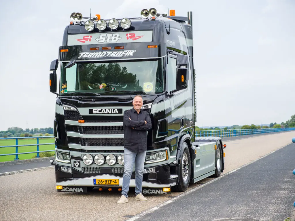 Gerrit Jan Schrijver zet handtekening met zeer persoonlijke Scania V8 featured image