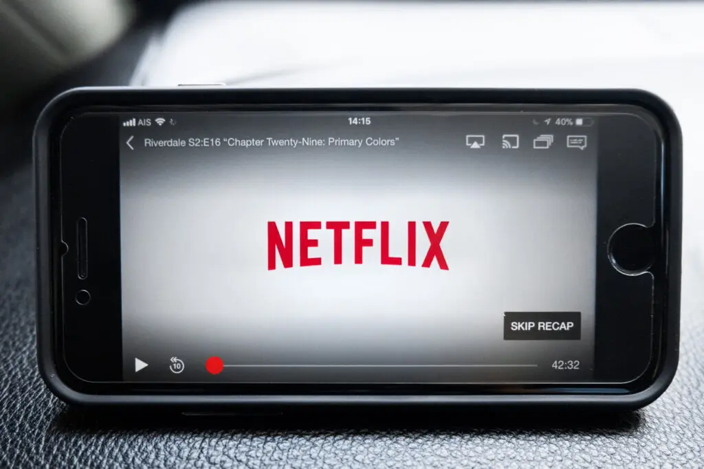 Chauffeur kijkt Netflix en veroorzaakt zwaar ongeval: alleen een half jaar het rijbewijs kwijt featured image