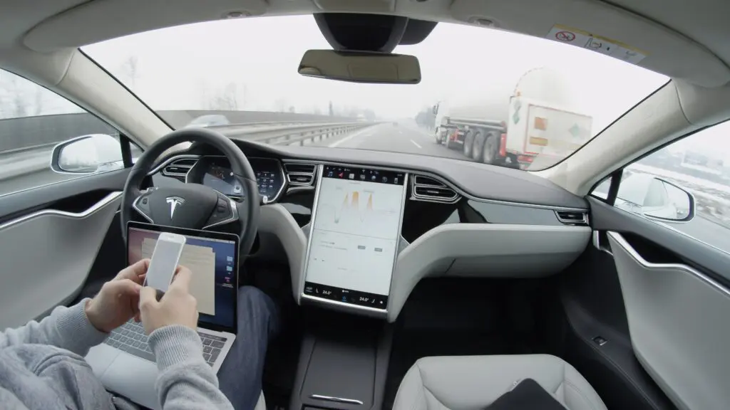 Tesla veroordeeld na ongeval autonome auto; wat betekent dit voor juridische aansprakelijkheid? featured image