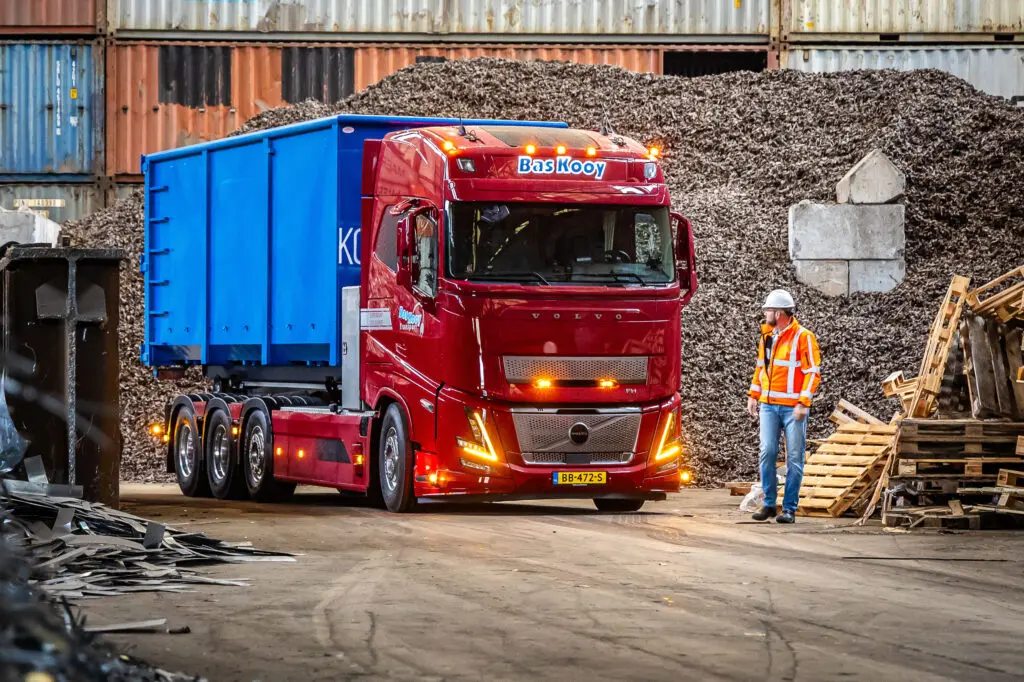 Bas Kooy vervoert het schroot nu met een Volvo FH Electric 8×2 met dubbellucht naloopas featured image