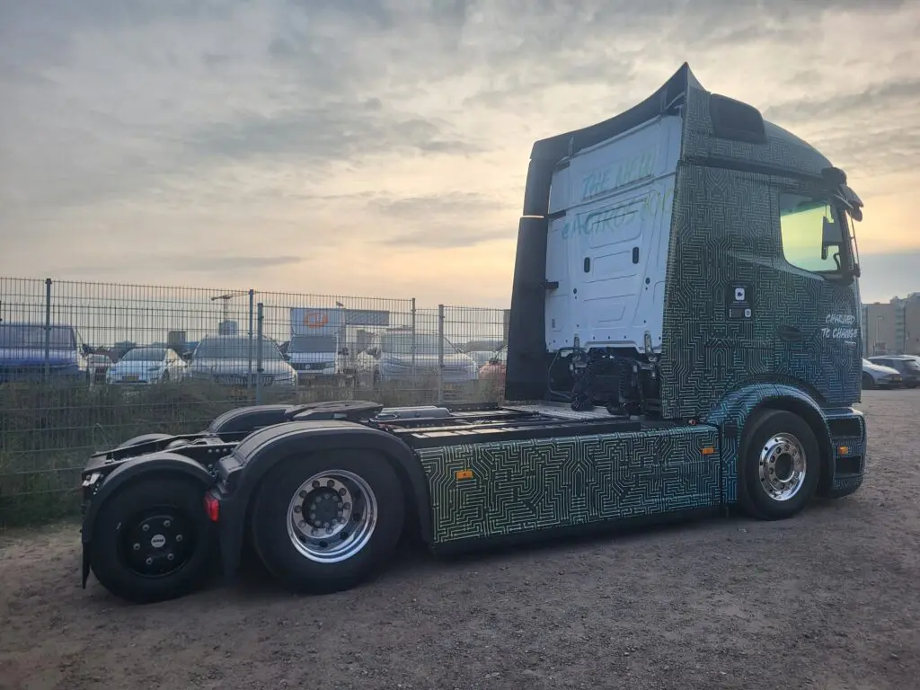 Primeur: Mercedes-Benz eActros 600 met liftbare naloopas featured image