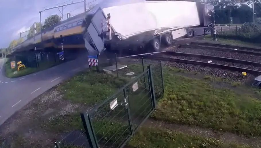 VIDEO – Truck met peren: rijd dan liever die slagboom aan gort featured image