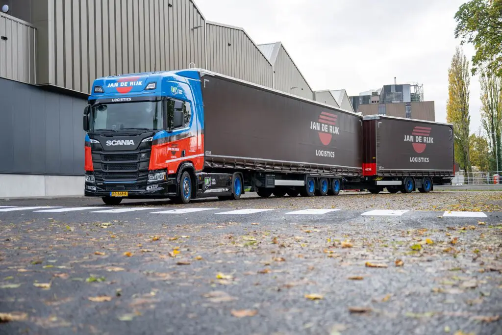 Jan de Rijk Logistics de weg op met elektrische lowliner Scania LZV featured image