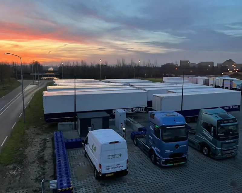 Op het nieuwe laadplein van Pieter Smit mag iedereen komen laden featured image