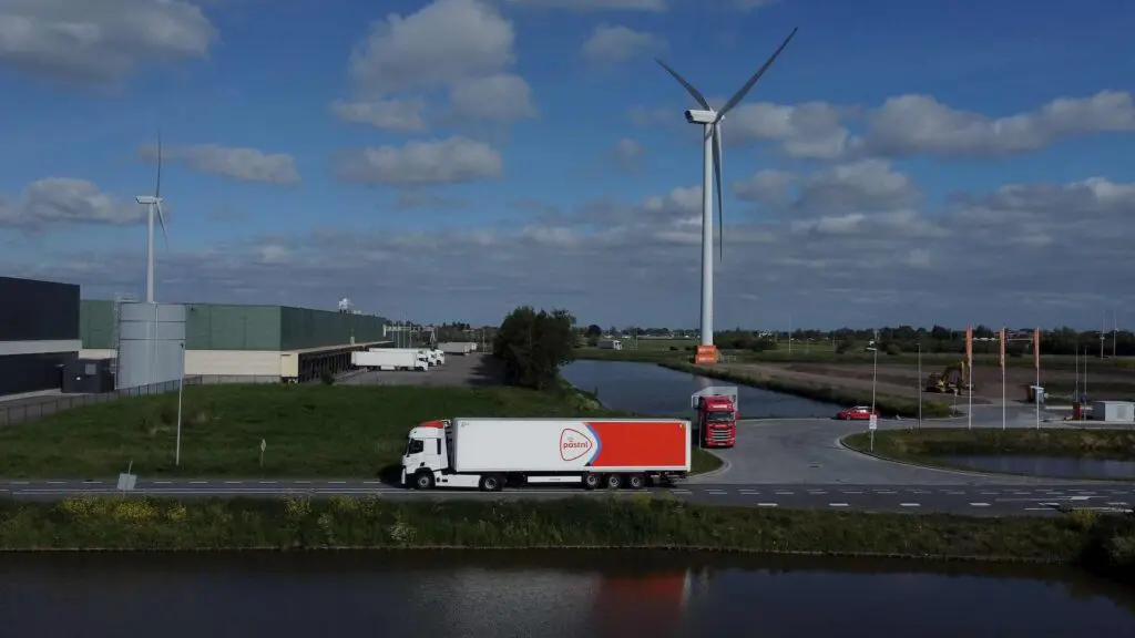PostNL wil laadpleinen voor vrachtwagens ontwikkelen featured image
