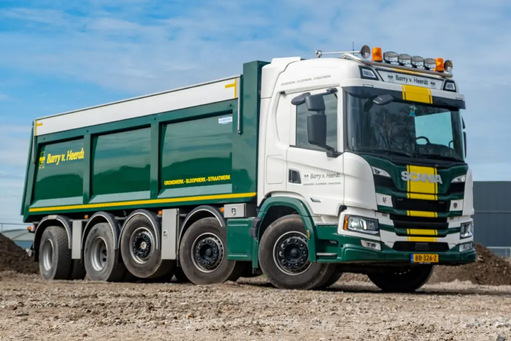 Veldhuizen weer innovatief: 50 tons Scania 10×4 luchtgeveerde widespread kipper featured image