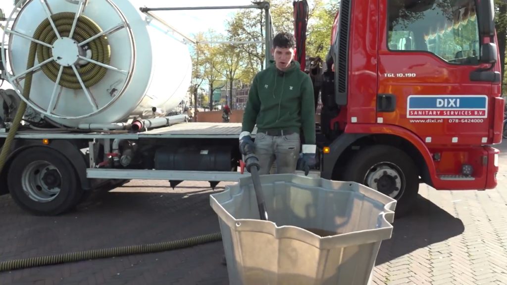 VIDEO – Chauffeur Roel heeft altijd gezeik op zijn werk, maar hij heeft er schijt aan featured image