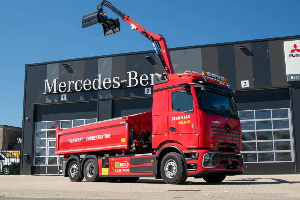 Transportbedrijf Kalk aan het werk met eActros met kieper en kraan featured image