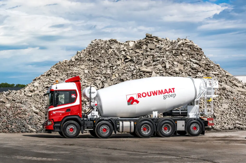 150e Scania voor Rouwmaat Groep is wide spread betonmixer featured image