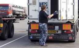 Chauffeur opent container