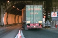 truck rijdt tunnel binnen