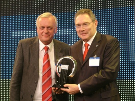 juryvoorzitter Pieter Wieman (l) reikt de trofee uit aan Jean-Marie Hurtiger van Renault