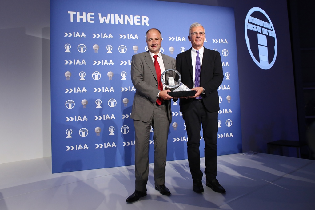 Bruno Blin (links), CEO van Renault Trucks, neemt de award in ontvangst van juryvoorzitter Gianenrico Griffini