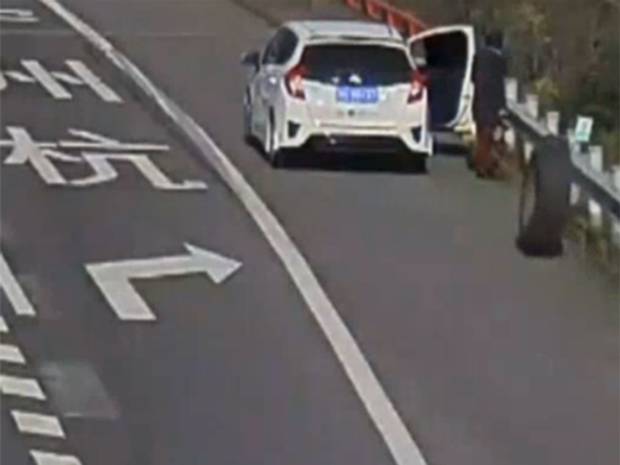 VIDEO – Truckwiel raakt vrouw op vluchtstrook featured image