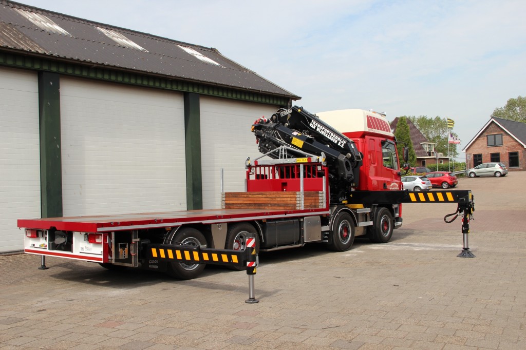 Elcar levert open laadbak met Fassi 82 ton/meter kraan featured image