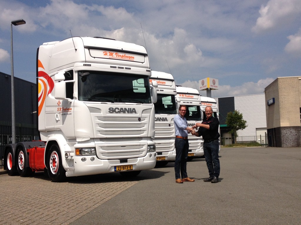 Directeur Henry Verploegen (l), met Wim Nillesen (r) account manager Scania.