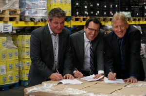 v.l.n.r. Fokke van der Veer (Voedselbank NL), Arie Troost (Combinex) en Leo Wijnbelt (Voedselbank NL) tekenen de samenwerkingsovereenkomst