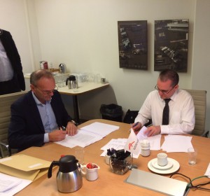 : V.l.n.r. Wim Strijk, directeur IJmond Transport Groep en Johan Wuyts, directeur ArcelorMittal Staalhandel, zetten de krabbels