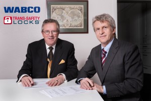 Pieter Sutorius (links), Trans-Safety Locks en Robert Hauptmann van Wabco zetten de handtekeningen