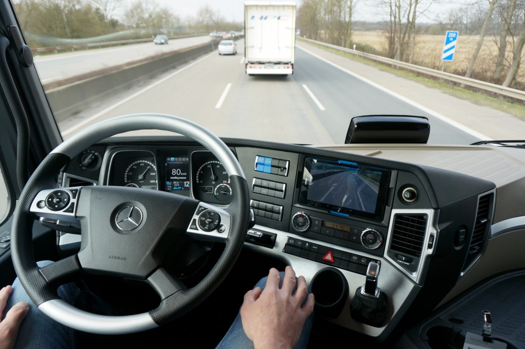 Foto’s + VIDEO – Mercedes-Benz rijdt autonoom èn in platoon featured image