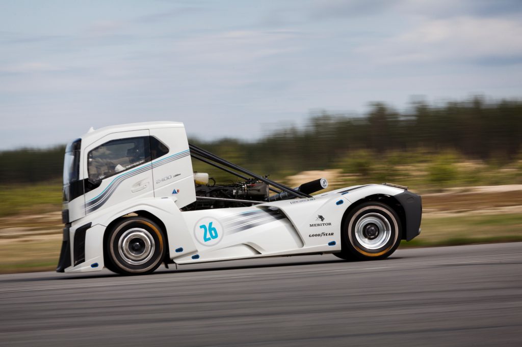 Video: Iron Knight rijdt 276 km/h met snelste truckbanden! featured image