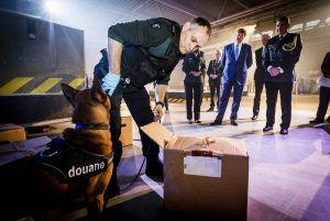 Koning brengt werkbezoek aan Schiphol