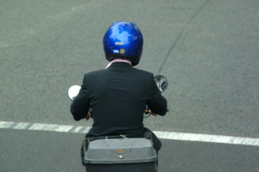 Kamer wil af van benzinescooters featured image