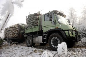 Weihnachtsbaumtransport mit Unimog: Oh Tannenbaum