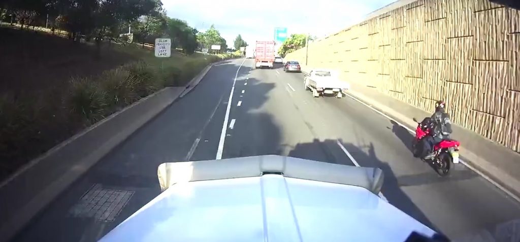 VIDEO – Dashcam filmt curieuze botsing motorrijder featured image