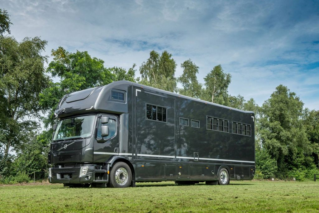 Foto’s: Samen met je pony in een Volvo slapen featured image