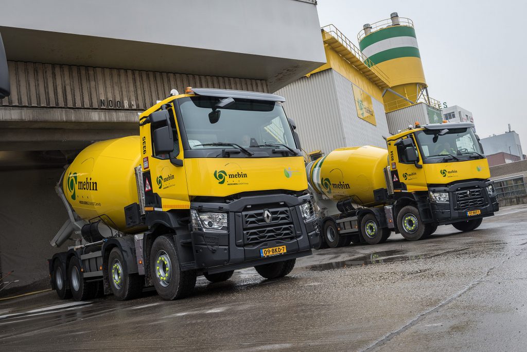 Primeur: 8×4 Renault C betonmixer voor Mebin featured image
