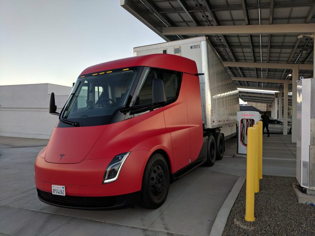 Nog steeds geen Tesla Semi, nu zijn de batterijen weer op featured image