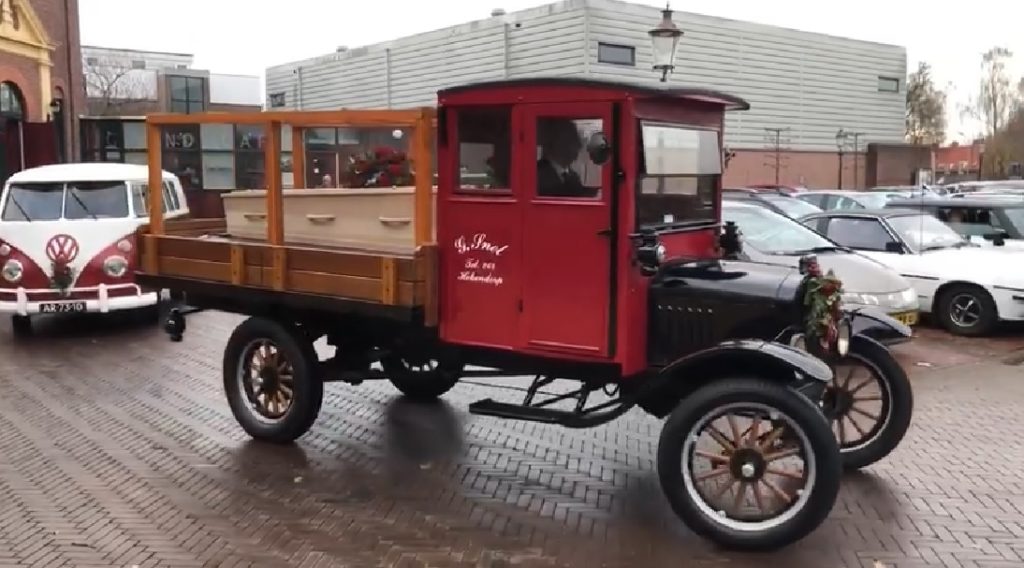 VIDEO – Rinus Snel in stijl naar laatste rustplaats featured image