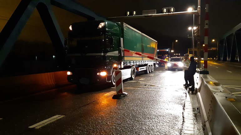 Foto’s: slagboom belandt precies tussen truck en oplegger featured image