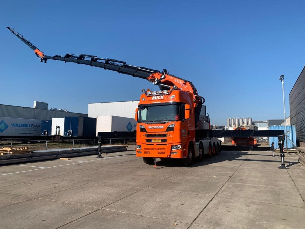 Foto’s: De zwaarste cabinekraan in Nederland ooit is voor Mick uit Volendam featured image