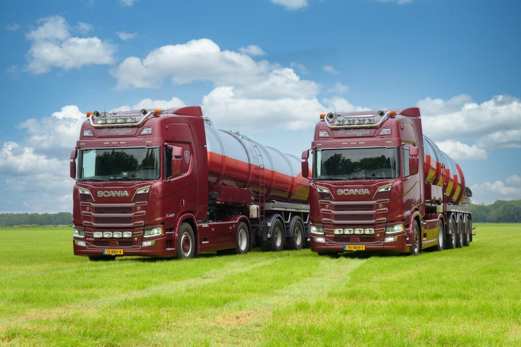 Loeffen koopt twee Scania’s R520 V8 voor zijn chauffeurs featured image