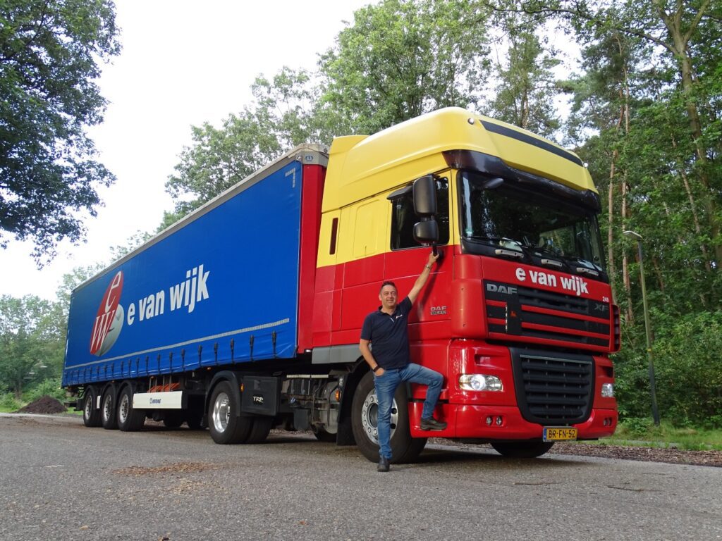 E. van Wijk gaat vijftig keer de wereld rond in een DAF XF105 featured image