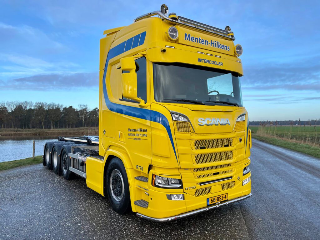 Menten Hilkens beloont chauffeur met Scania R770 V8 8×2 featured image