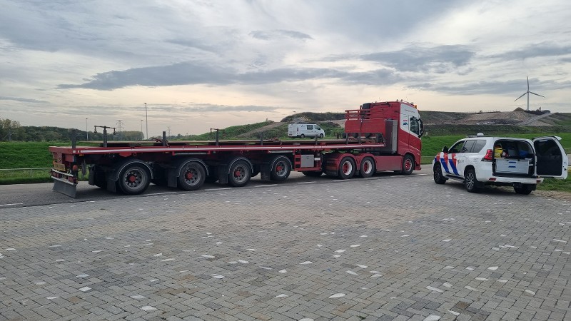 Dubbel illegaal: bestuurderskaart + bakkie= 7.400 euro boete featured image